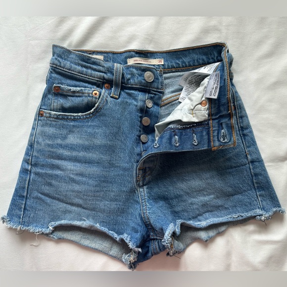 Levi’s Ribcage Shorts - Picture 3 of 5